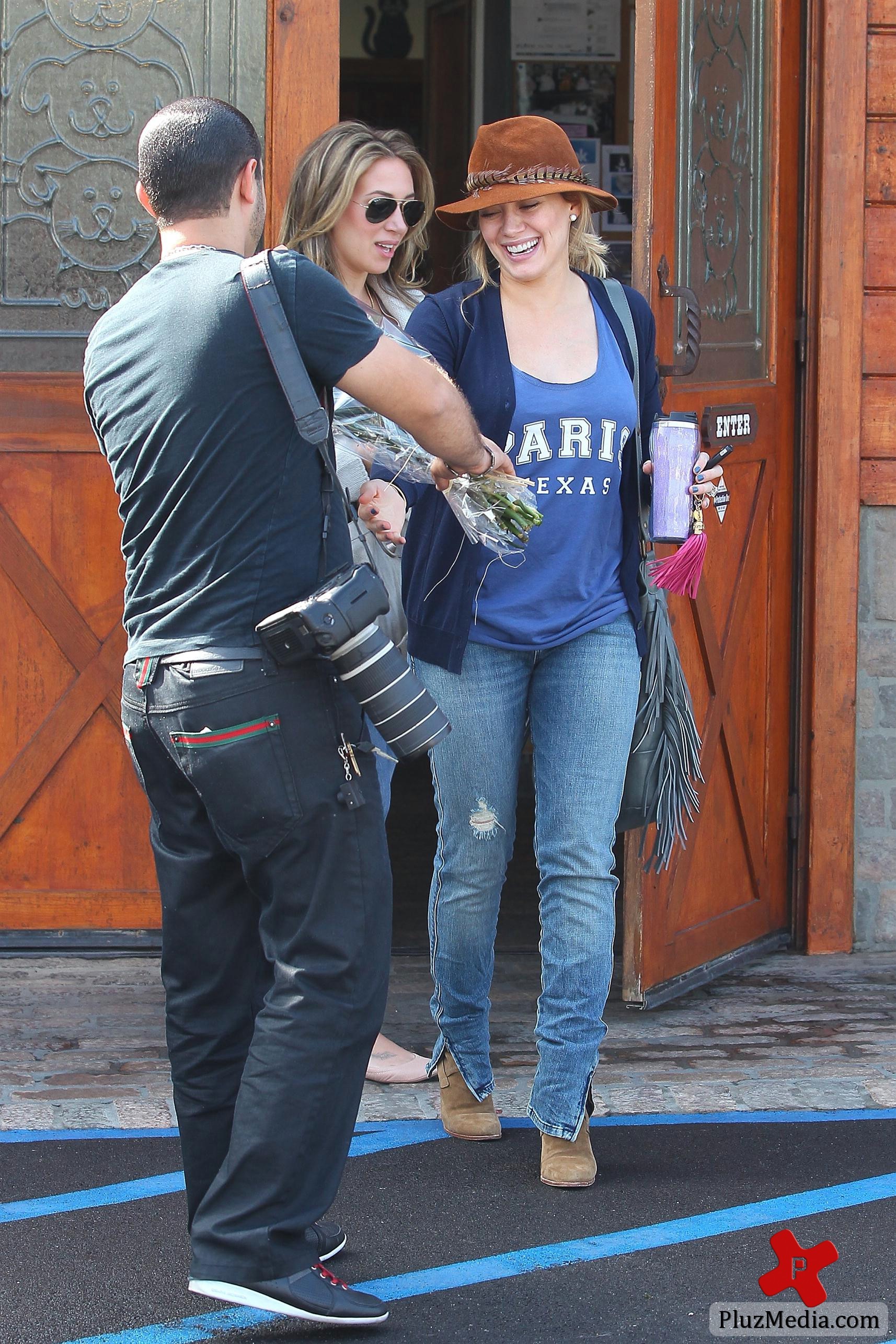 Pregnant Hilary Duff receives flowers from a paparazzo | Picture 88885